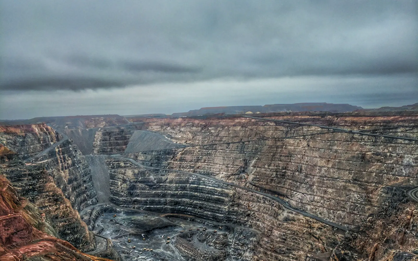 Explotación minera a cielo abierto en un paisaje de recursos naturales