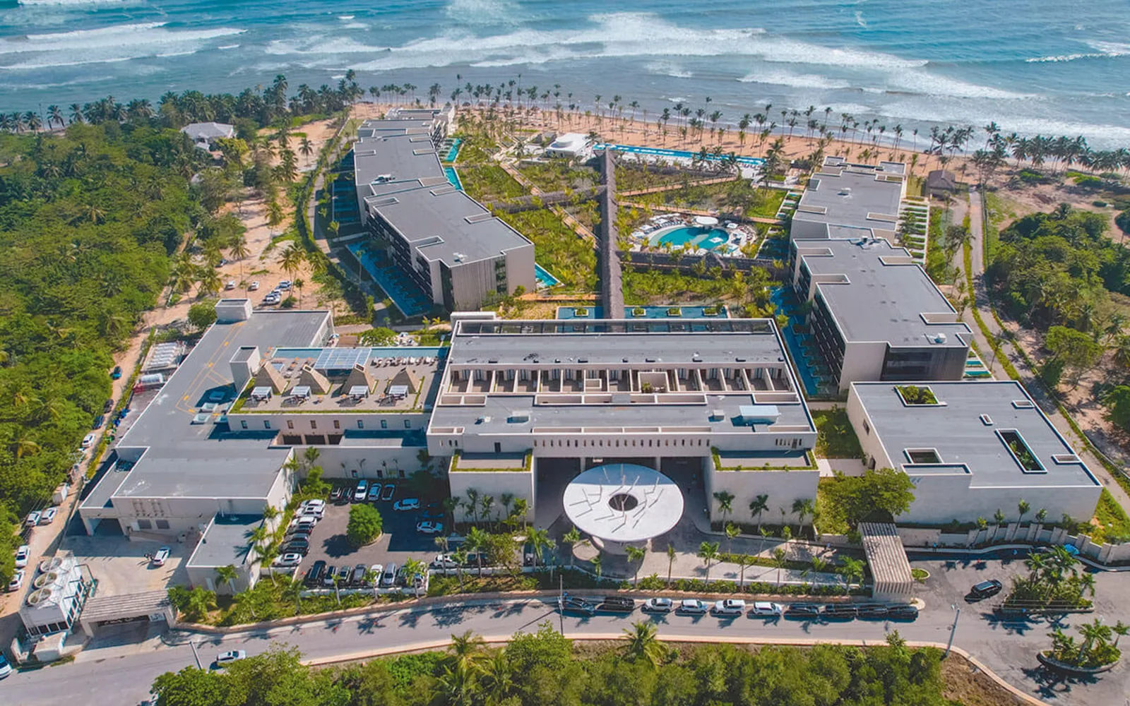 Vista aérea de un complejo hotelero contemporáneo frente al mar