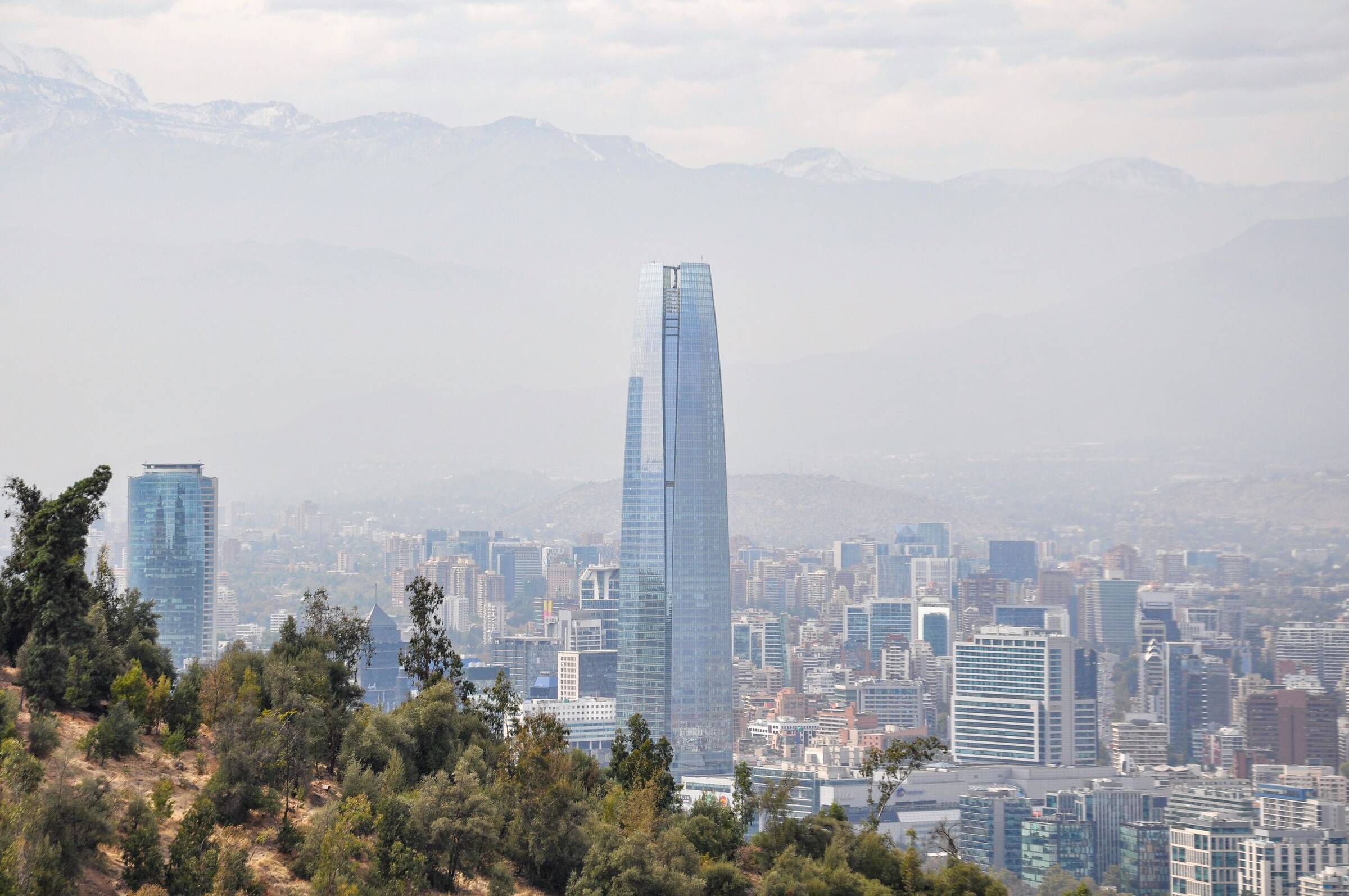 Distrito financiero de Santiago de Chile con la cordillera de los Andes nevada al fondo