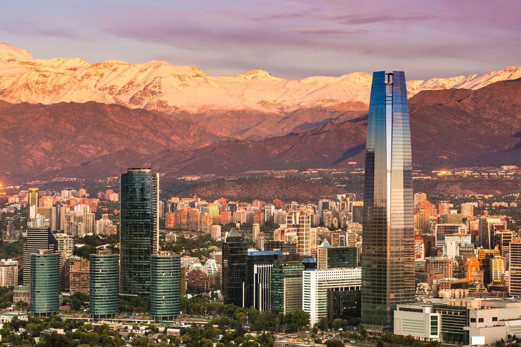 Distrito financiero de Santiago de Chile con la cordillera de los Andes nevada al fondo