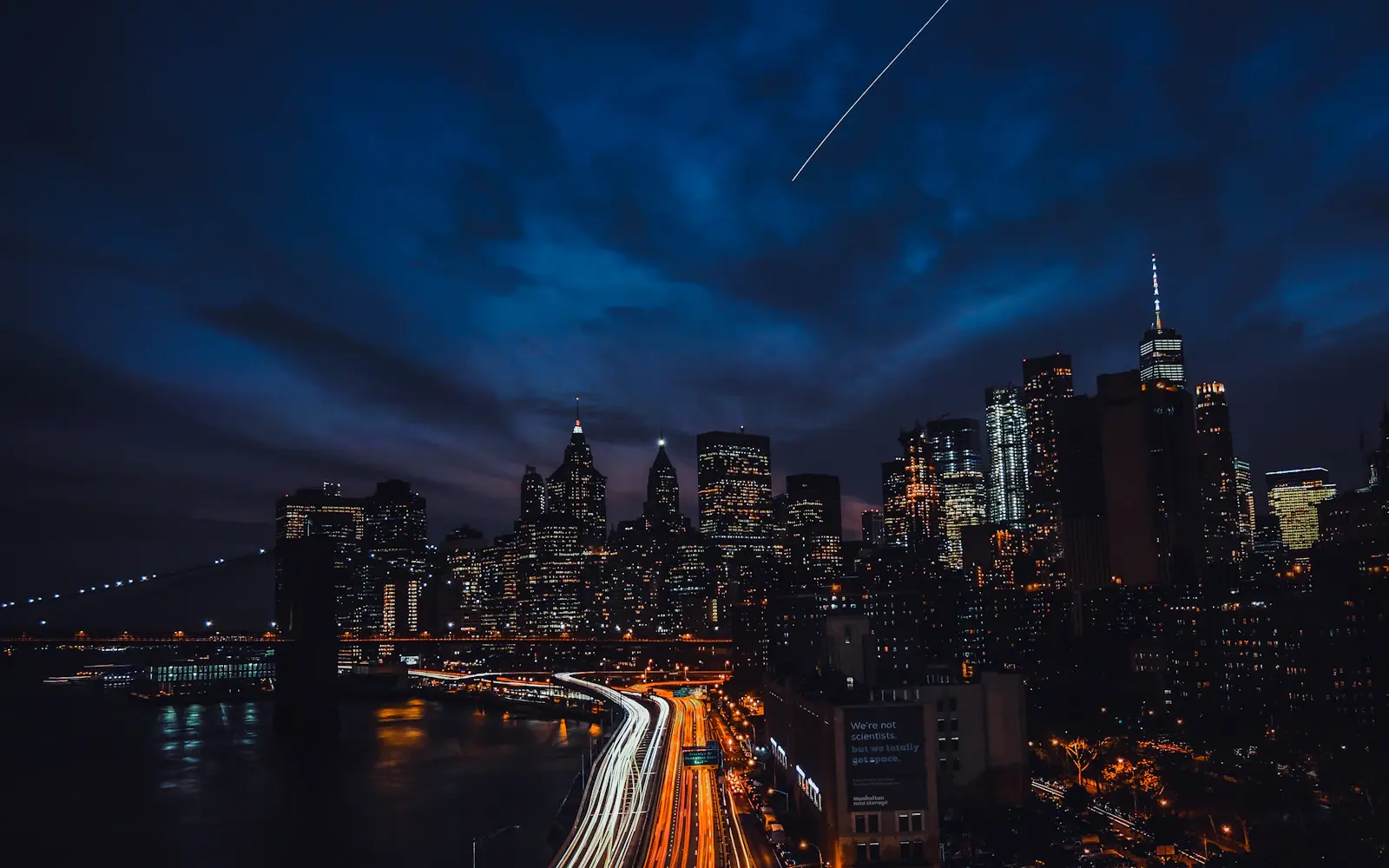 Horizonte financiero de Nueva York iluminado por la noche